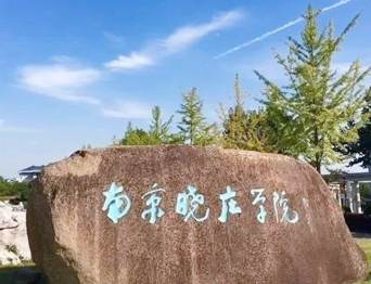 通用舞臺承建：南京曉莊學院報告廳舞臺項目（舞臺音響、舞臺燈光吊桿、舞臺幕布等）