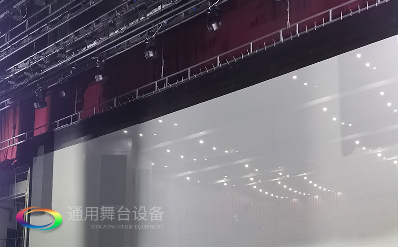 通用舞臺承建：南京曉莊學院報告廳舞臺項目（舞臺音響、舞臺燈光吊桿、舞臺幕布等）